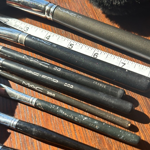 5 MAC brushes + 1 MAC body powder puffer + 2 SHU UEMURA + 1 Guerlains. 10 total - Picture 3 of 15